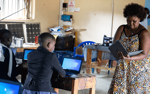 bakole-harriet-showing-students-how-to-use-computers-digitalliteracy